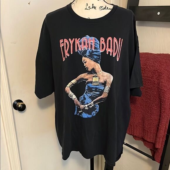 Tops - Y2K Erykah Badu 2001 Tour Reproduction Music Graphic Design Pullover T-Shirt